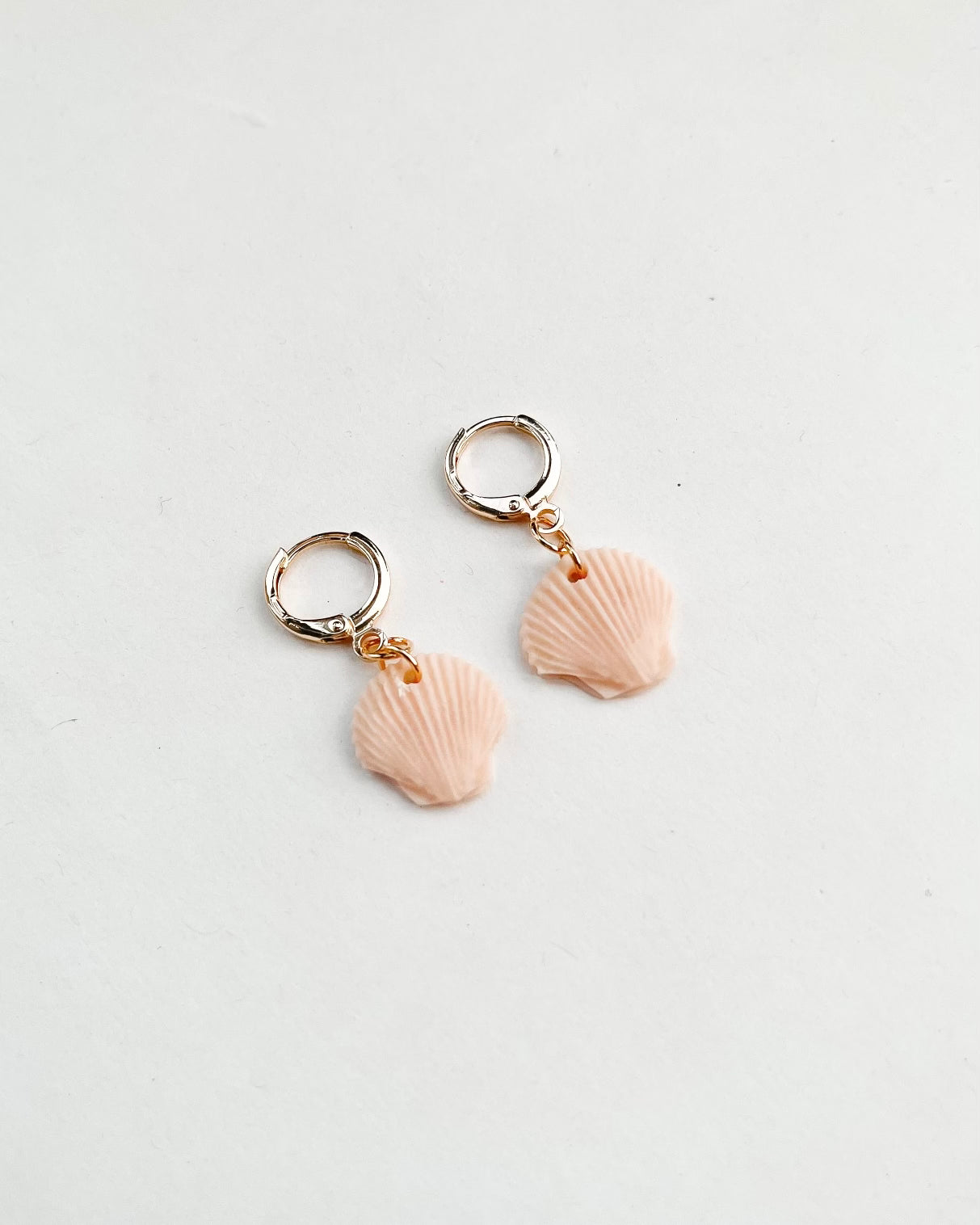 Shell Huggy Hoops - Pink